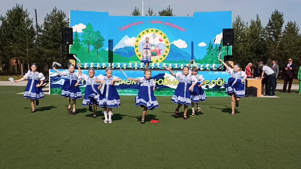Выступление объединения "Шаг вперед" на праздновании Дня сельского поселения Саранпауль.
